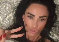 凯蒂·普莱斯（Katie Price）起床几分钟后就在素颜自拍中展示了自己的整容手术